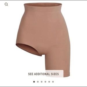 SKIMS SOLUTION SHORT -NEVER WORN- NEW SMALL/MED